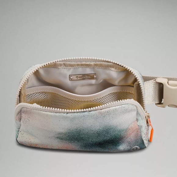 🍋 Lululemon 🍋 Everywhere Belt Bag Spray Camo - Picture 5 of 11